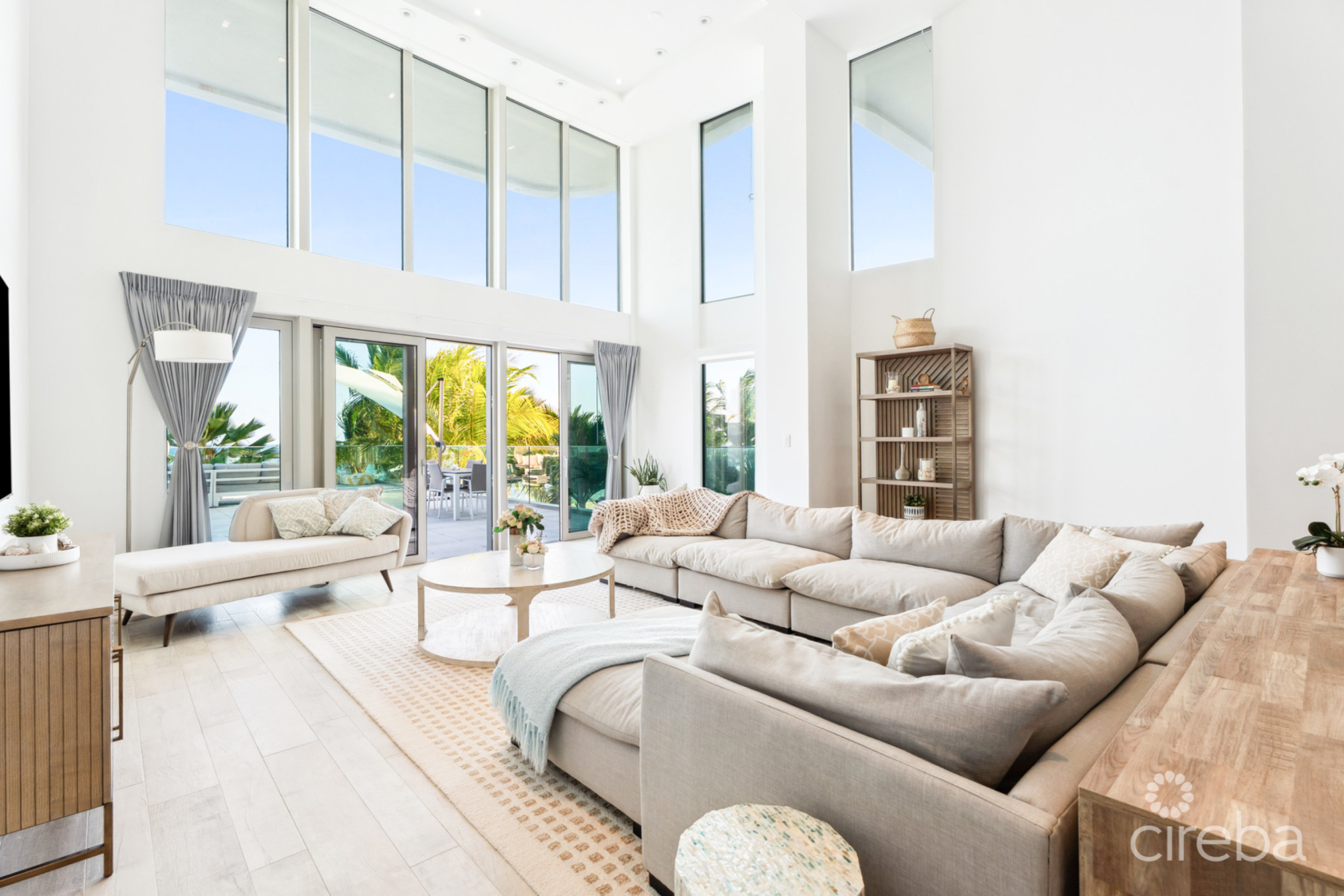 Tides 4-Bed Beachfront Condo With Oversized Terrace
