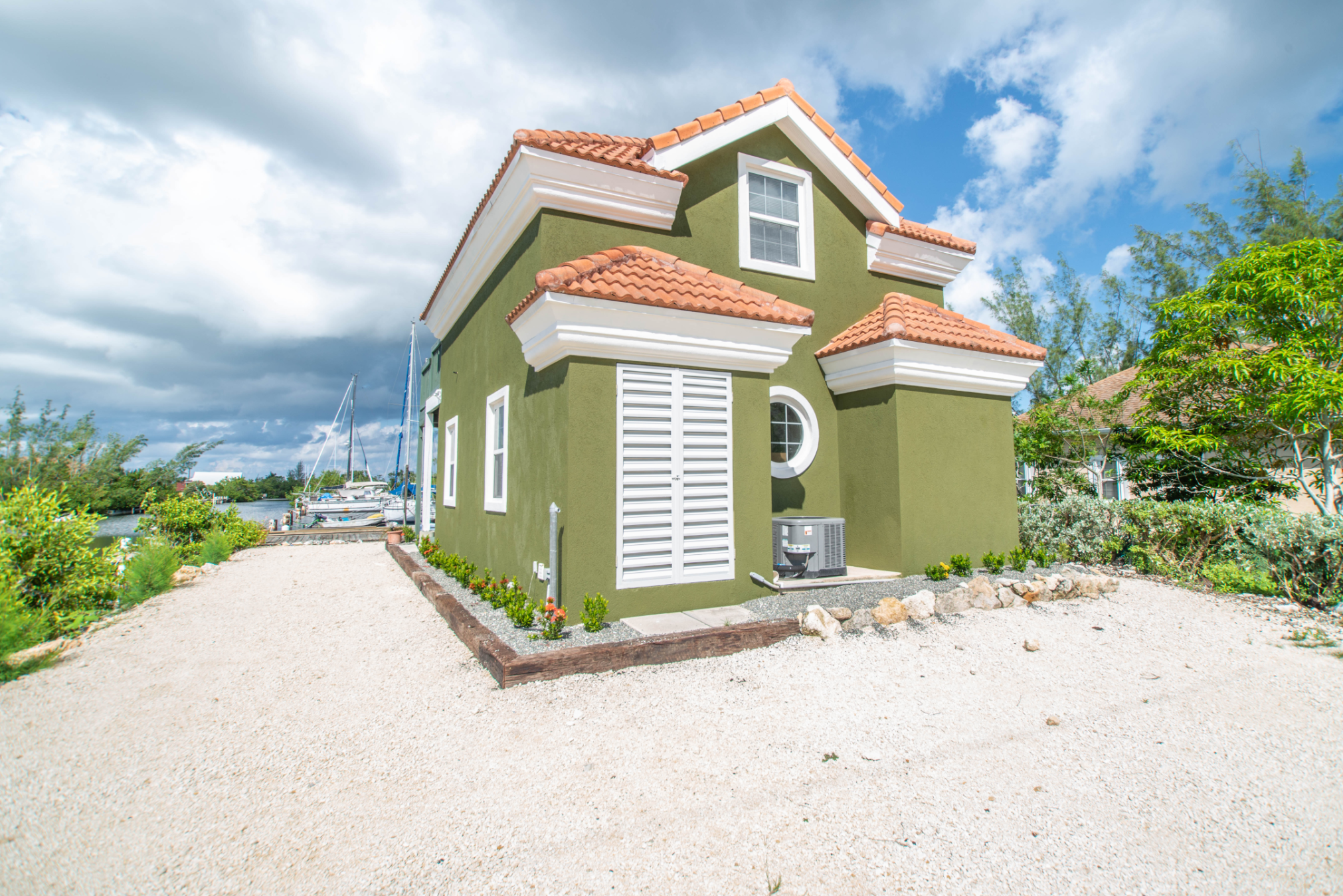 Quaint Canal Front 2-Bedroom Cottage