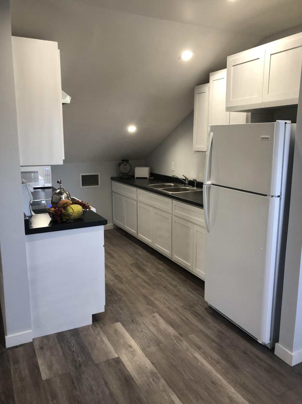 3 Bedroom Unit On Brisbane St.