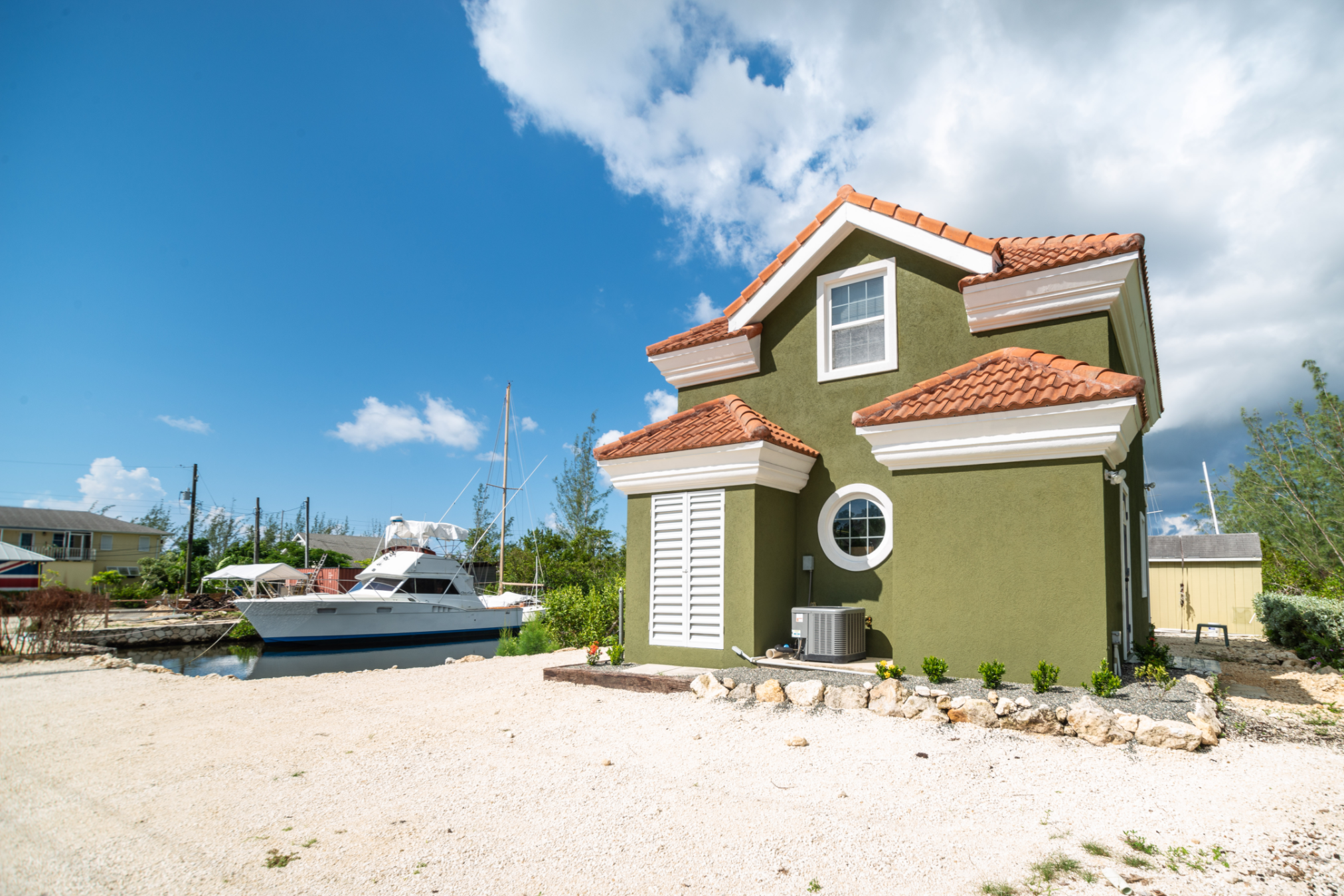 Quaint Canal Front 2-Bedroom Cottage