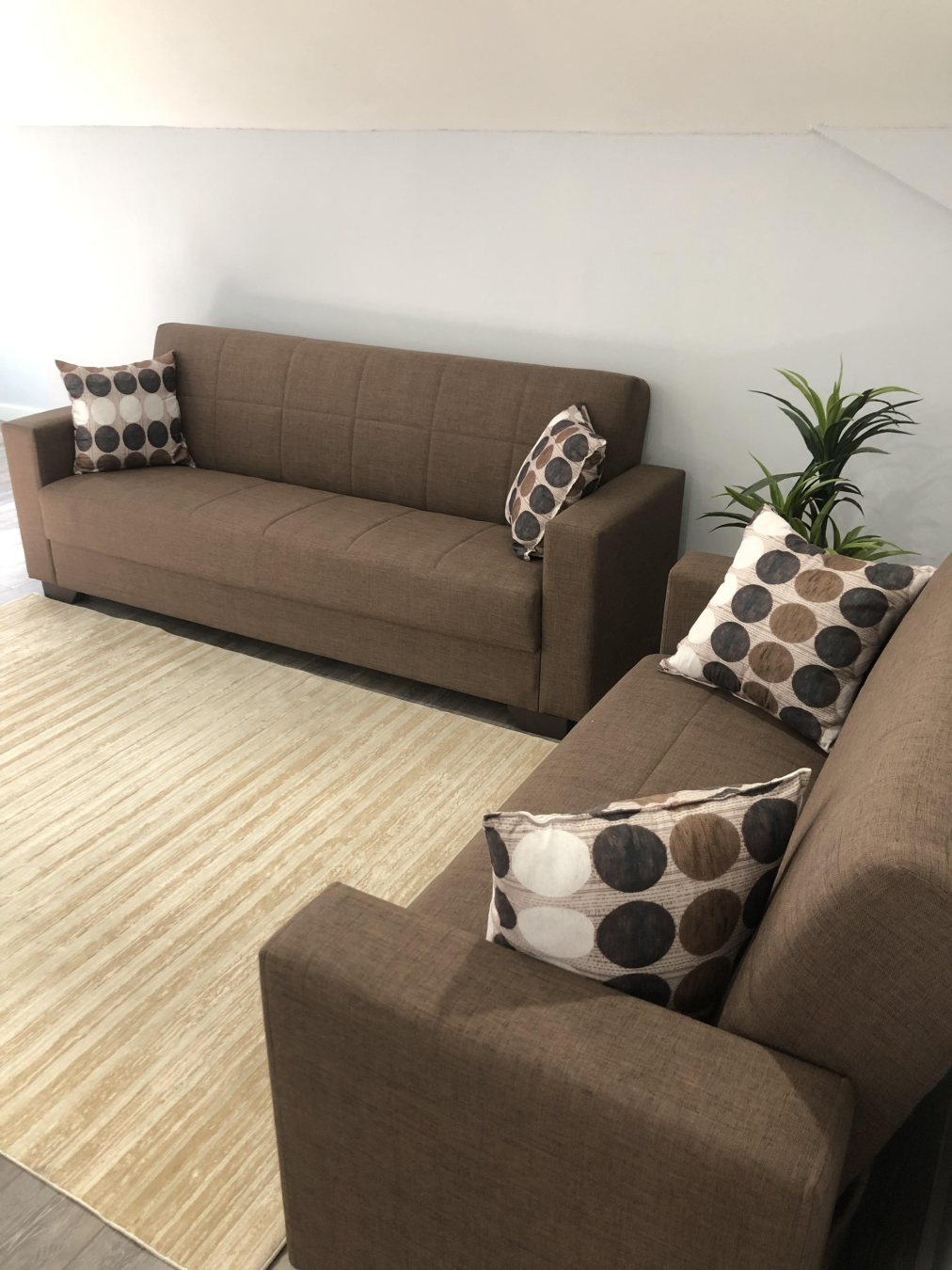 3 Bedroom Unit On Brisbane St.