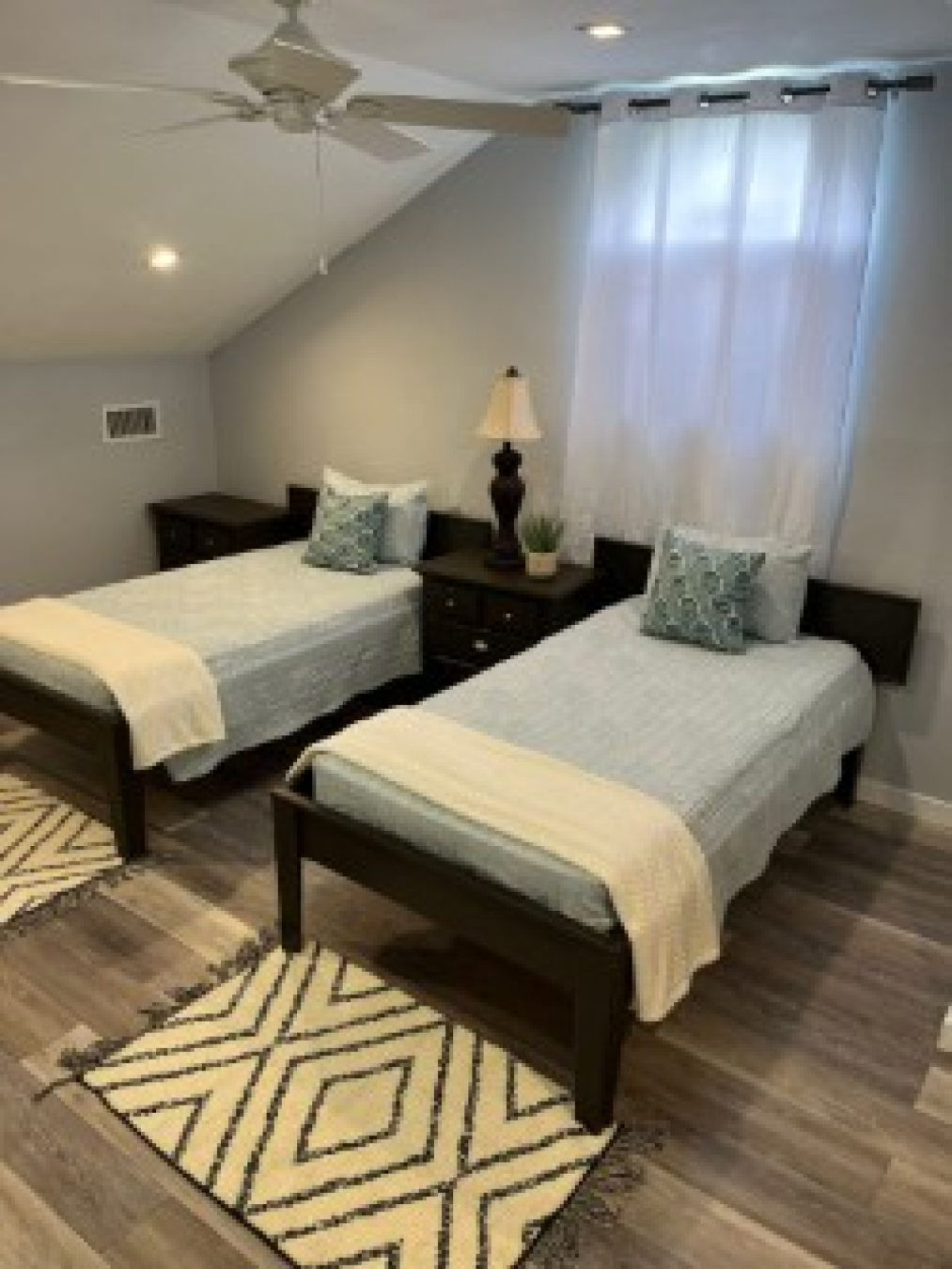 3 Bedroom Unit On Brisbane St.