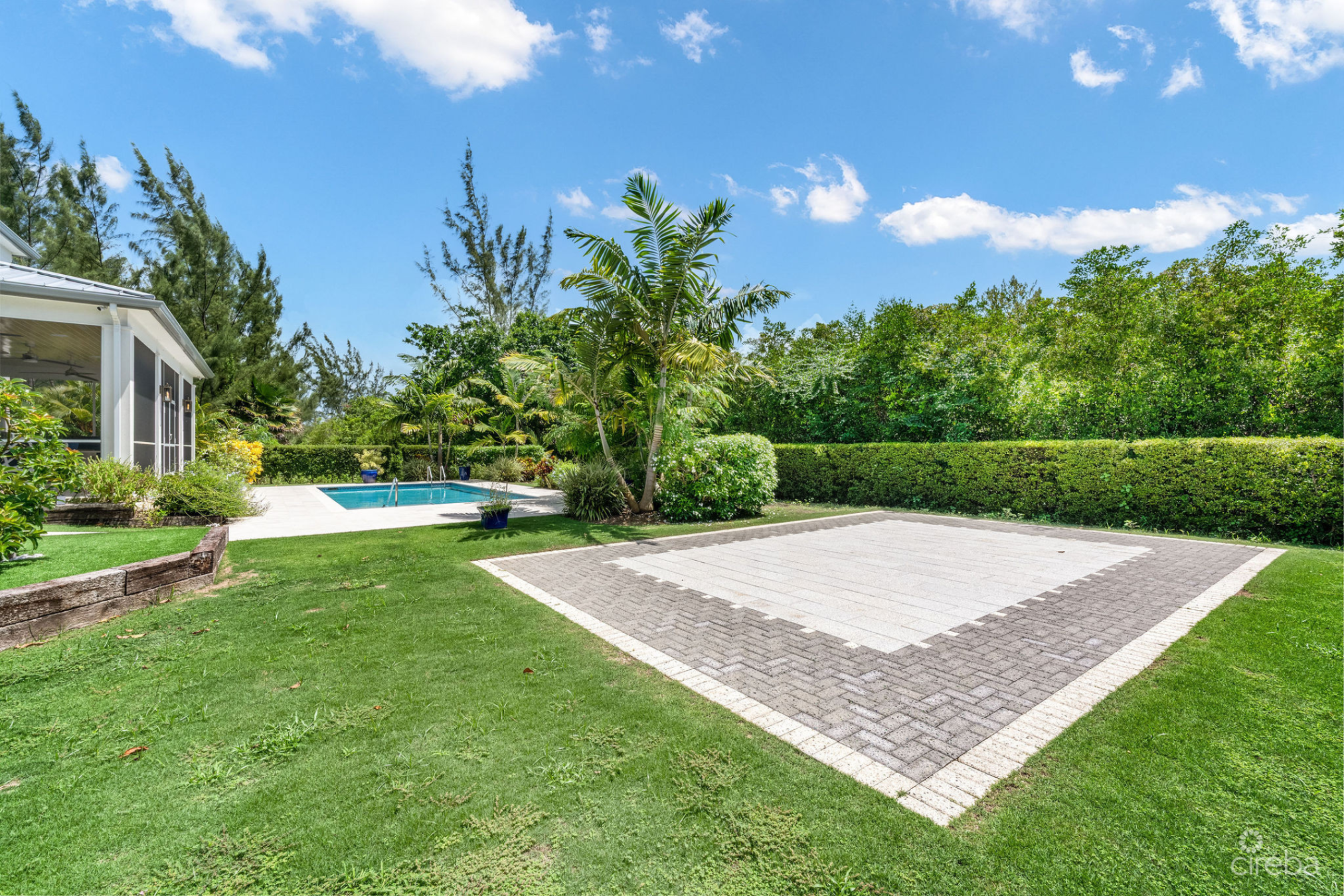 The Lakes Executive Family Home With Pool
