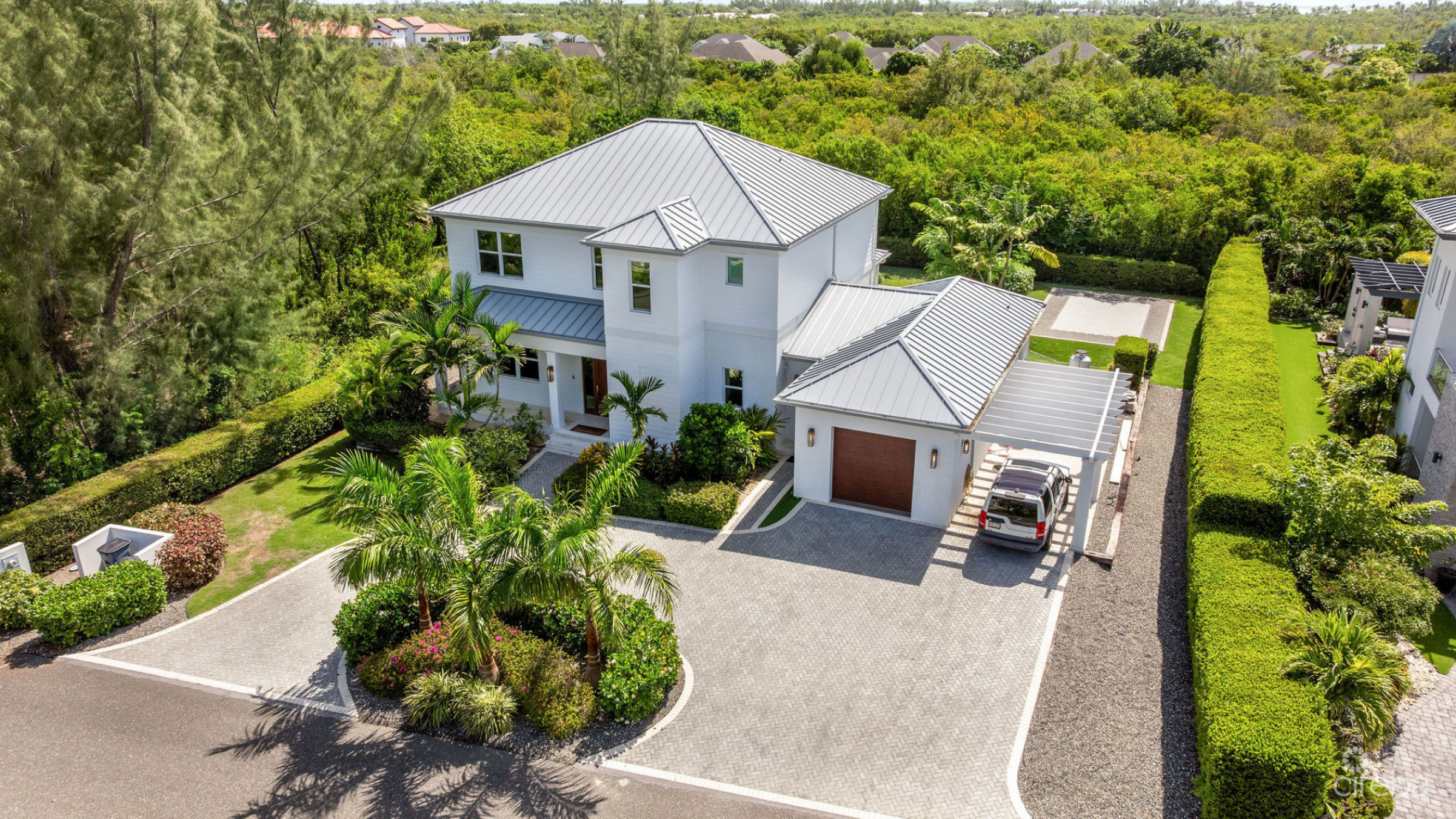 The Lakes Executive Family Home With Pool