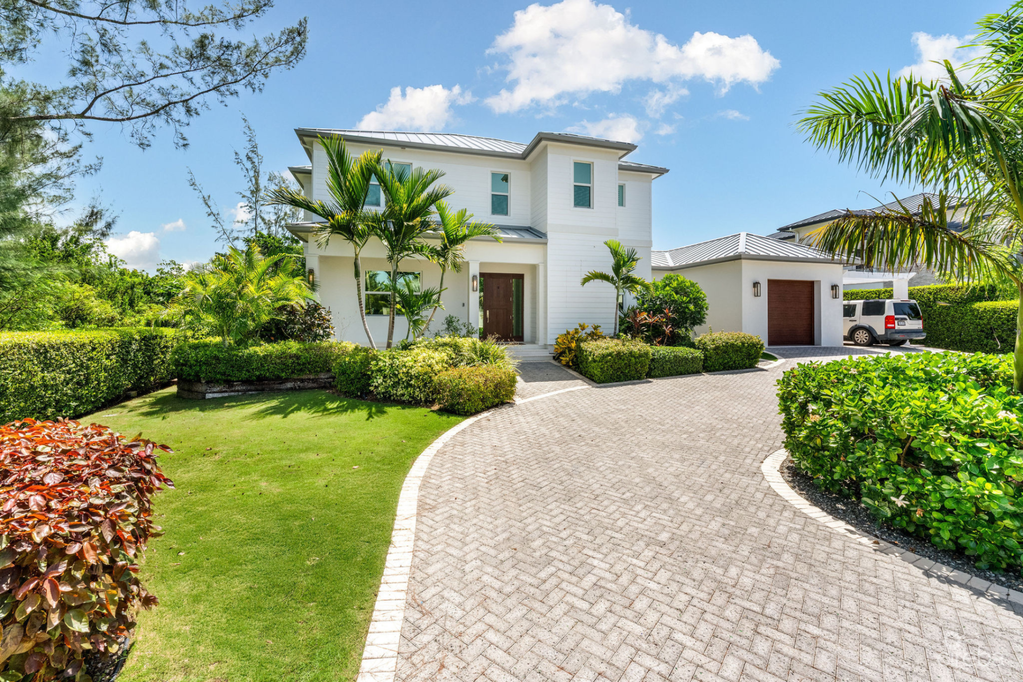 The Lakes Executive Family Home With Pool