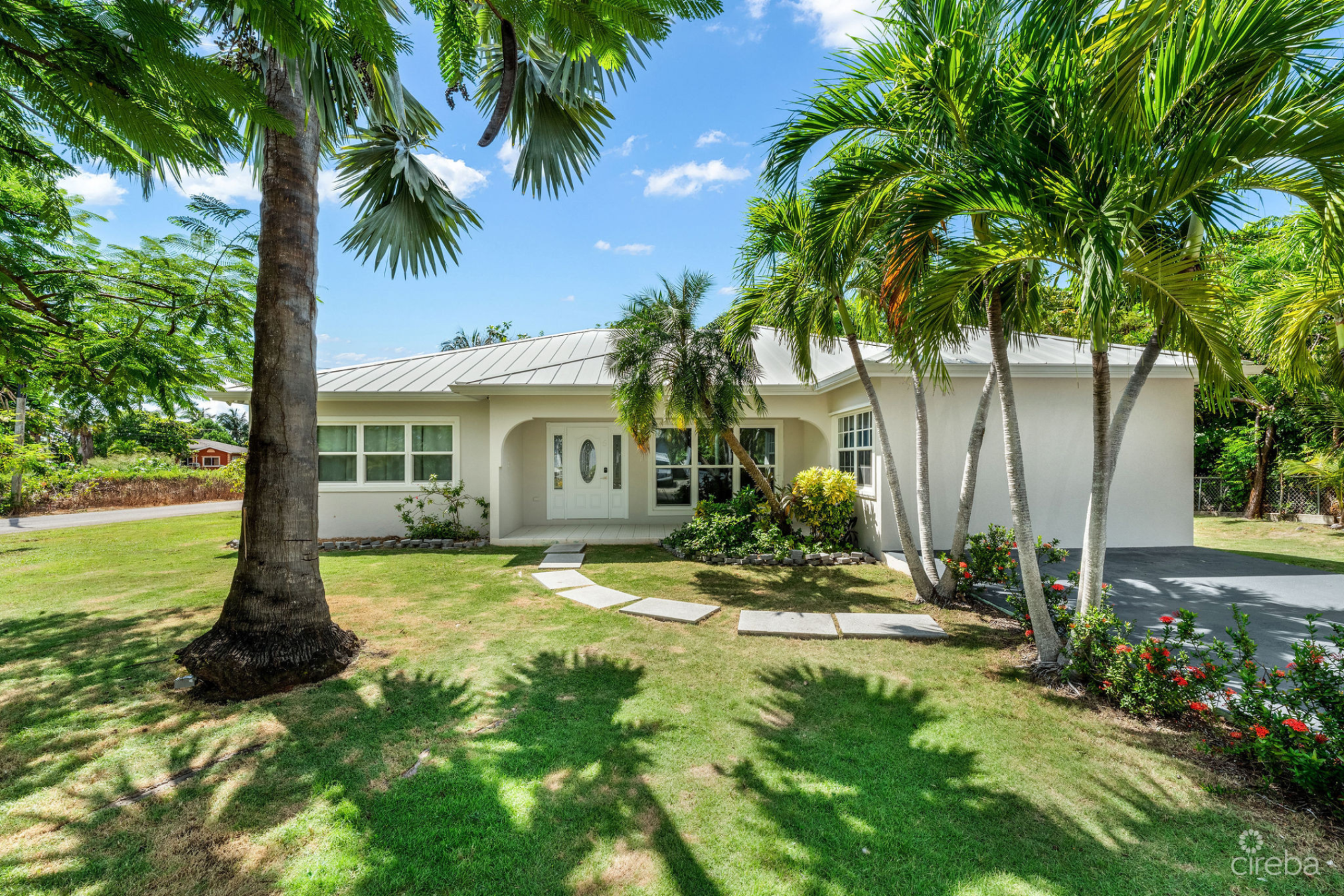 Spacious 4-Bedroom Home In Tropical Gardens