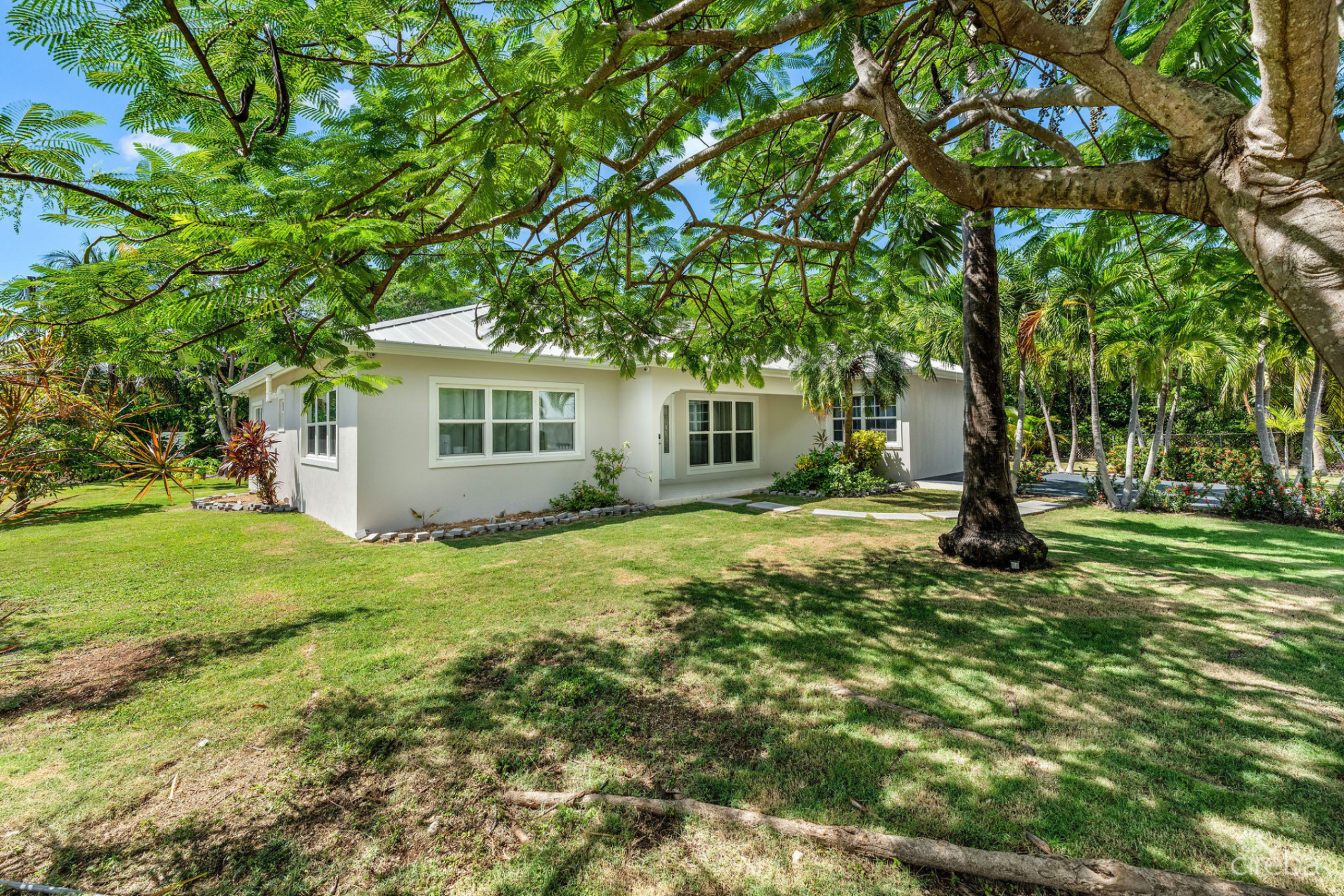 Spacious 4-Bedroom Home In Tropical Gardens