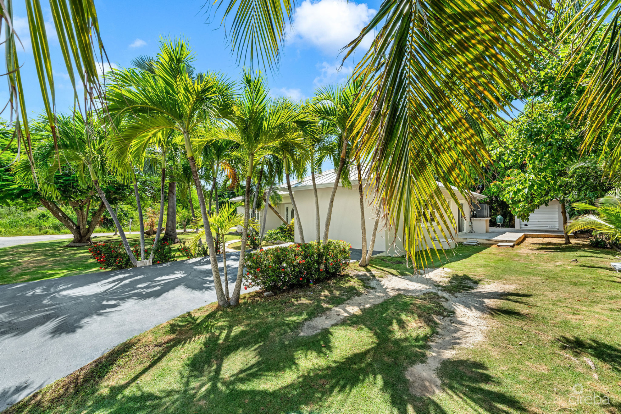 Spacious 4-Bedroom Home In Tropical Gardens